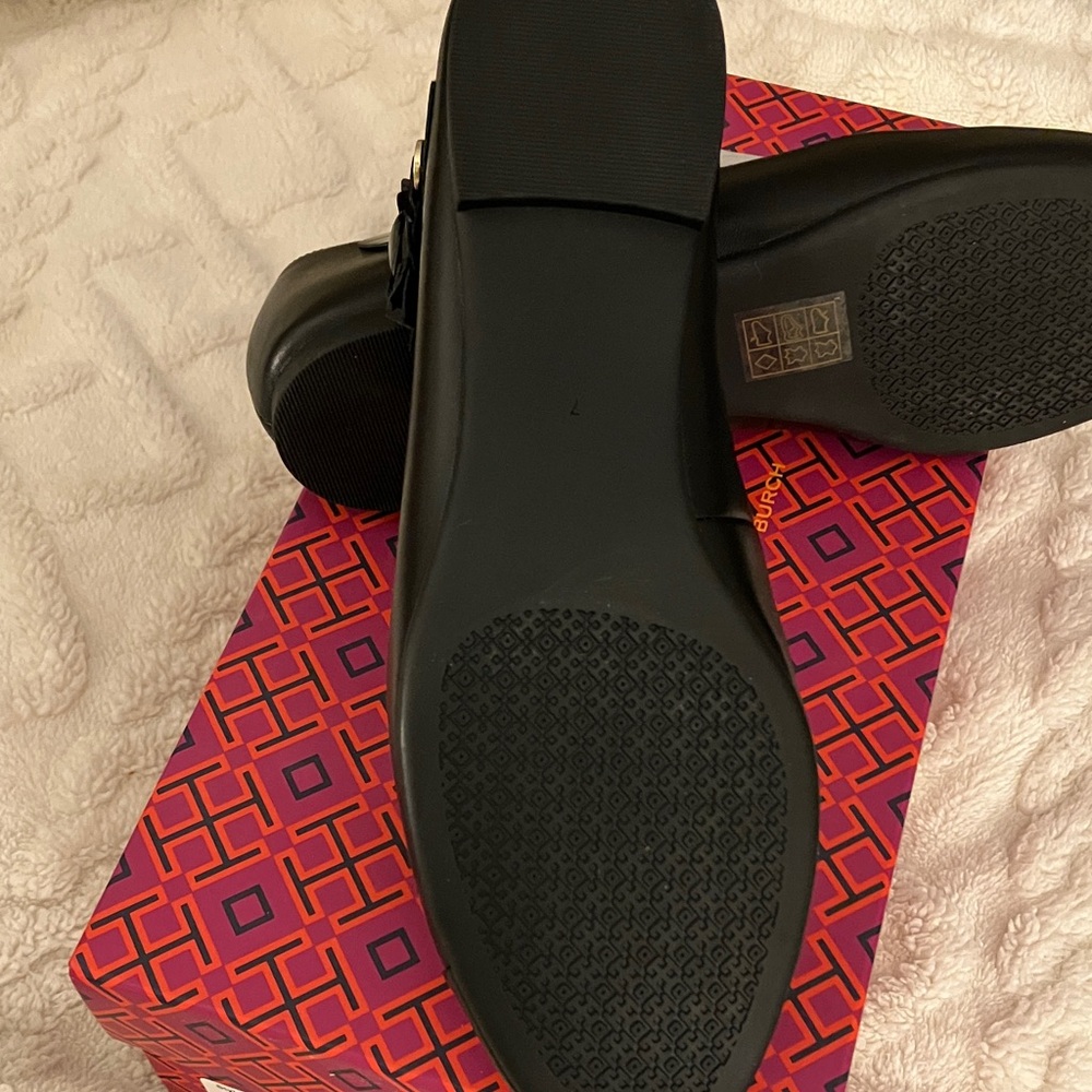 Elegant New With Tags Tory Burch Black T-Strap Cap Toe Flat Women's Shoes 7M - Picture 7 of 13